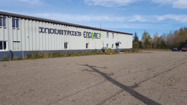 Le stationnement des Industries Encore 3 à Saint-Tite est complètement désert. Le stationnement des Industries Encore 3 à Saint-Tite est complètement désert.