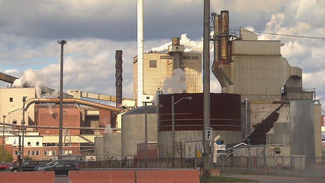 Usine de l'extérieur en été Usine de l'extérieur en été