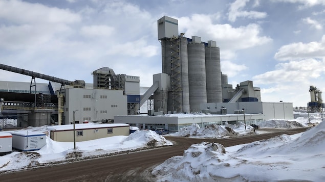 L'usine de Ciment McInnis à Port-Daniel–Gascons en hiver.