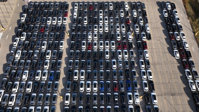 Des voitures stationnées dans le stationnement de l'usine de Toyota à Cambridge. 