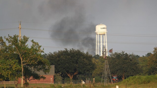 De la fumée s'échappant de l'usine Arkema à Crosby au Texas. De la fumée s'échappant de l'usine Arkema à Crosby au Texas.