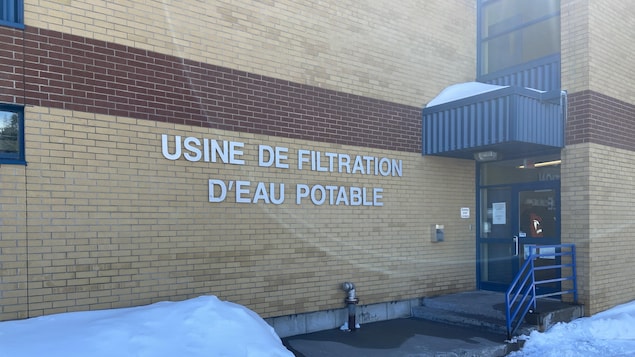 La façade de l'usine de filtration d'eau potable de Port-Cartier.
