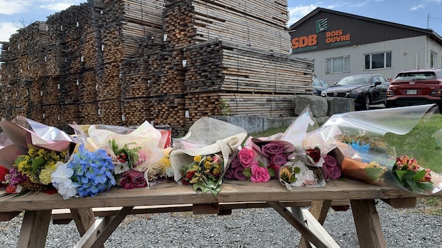 Des fleurs sur une table devant une usine