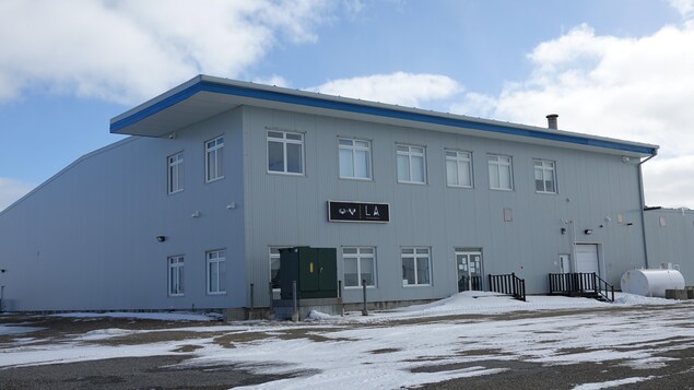 Un bâtiment industriel en hiver.