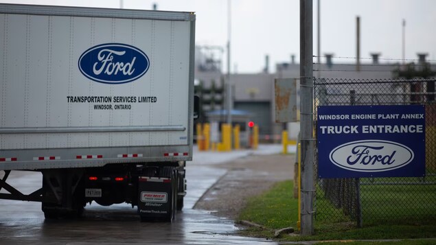 More than 5,600 Ford employees in Canada are represented by Unifor, most of them working in Ontario at production plants in Oakville and Windsor. (Dax Melmer/CBC News)