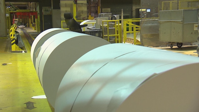 Des rouleaux de papier à l'usine de Produits forestiers Résolu, de Baie-Comeau Des rouleaux de papier à l'usine de Produits forestiers Résolu, de Baie-Comeau