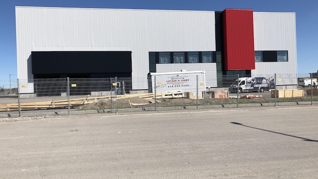 Une usine en construction.