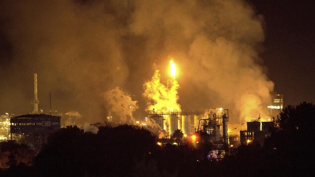 Des flammes et de la fumée s'élèvent d'une usine.