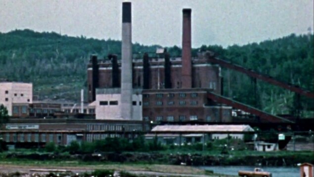 L'usine Kipawa de la compagnie CIP à Témiscaming, devenue l'usine Tembec