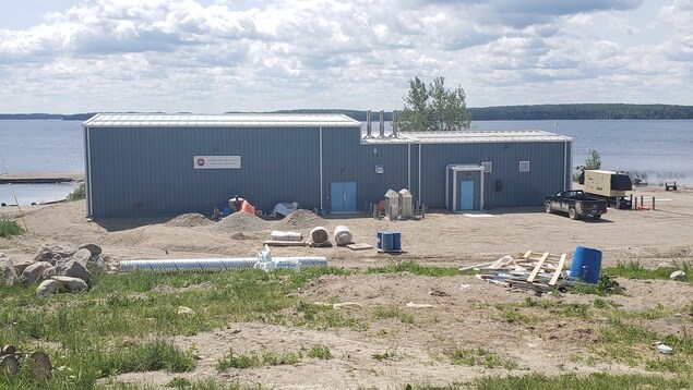 Un bâtiment sur le bord d'un lac.