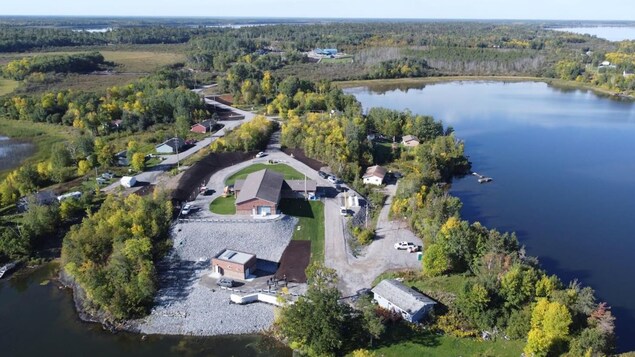 Une vue aérienne de l'usine de traitement de l'eau de la Première nation Shoal Lake, dans le Nord-Ouest de l'Ontario.