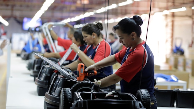 Des femmes travaillant dans une usine au Paraguay. Des femmes travaillant dans une usine au Paraguay.