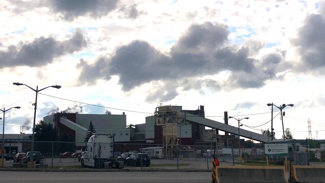 De l'autre côté de la rue, l'usine de l'entreprise White Birch de Masson.
