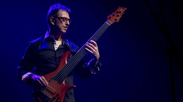Le bassiste Alain Caron Le bassiste Alain Caron