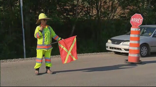Une contrôleuse routier à l'oeuvre. Une contrôleuse routier à l'oeuvre.