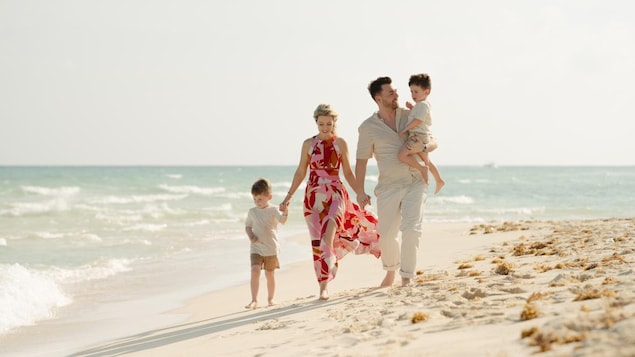 Joel Boily et sa famille sur une plage.