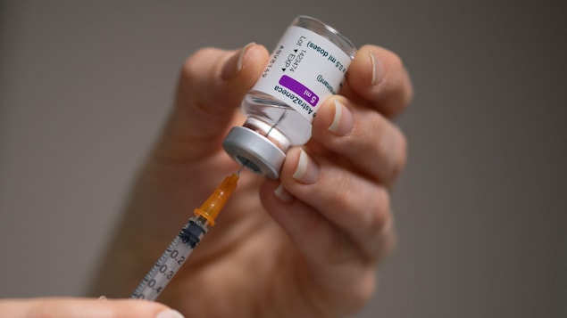 Un pharmacien prépare une dose du vaccin AstraZeneca/Oxford COVID-19 avec une seringue dans une pharmacie en France, le 2 avril 2021.