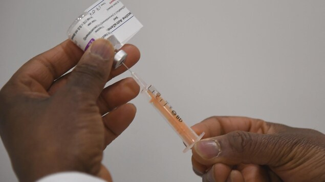 Une dose du vaccin d'AstraZeneca contre la COVID-19 est préparée dans un centre de vaccination de Londres.
