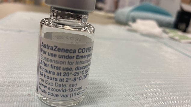 Une fiole du vaccin d'AstraZeneca repose sur une table