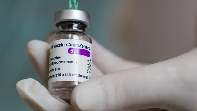 Une fiole d'AstraZeneca.