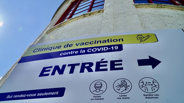Une affiche avec les mots « Clinique de vaccination contre la COVID-19 ».