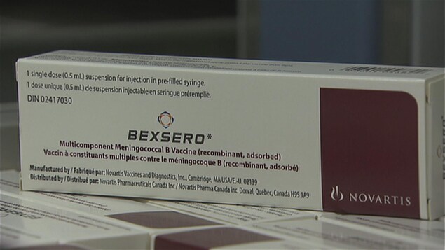 Une boîte blanche avec des indications et le logo de Bexsero. Une boîte blanche avec des indications et le logo de Bexsero.