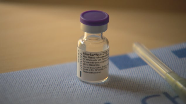 Une fiole contenant le vaccin contre la COVID-19 de Pfizer-BioNTech.