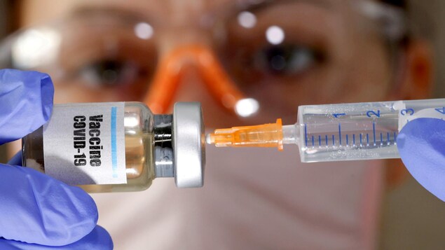 Une fiole du vaccin contre la COVID-19.