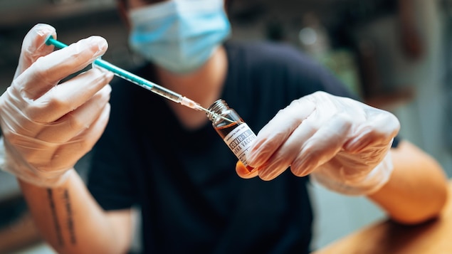 Une chercheuse travaille dans un laboratoire.