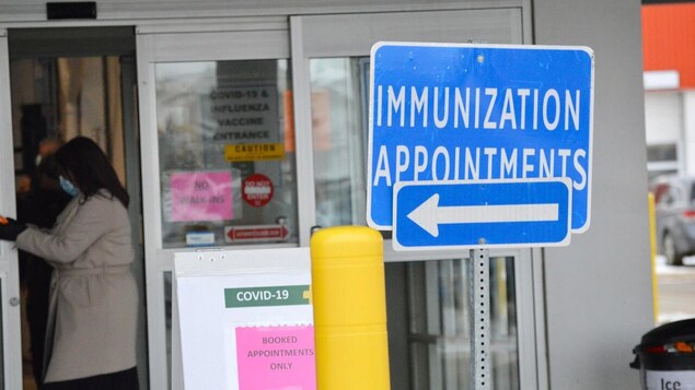 Un panneau indiquant des rendez-vous pour l'immunisation.