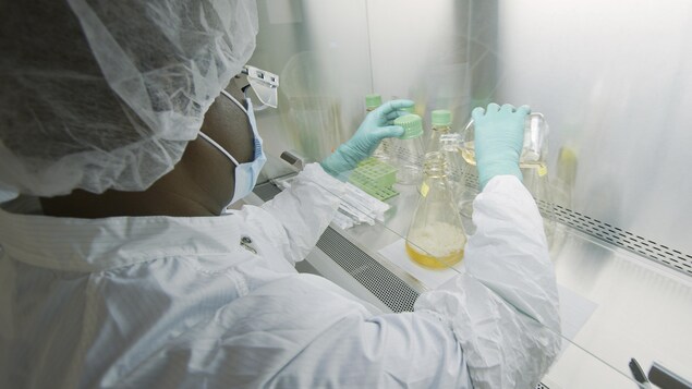 Un scientifique dans un laboratoire.