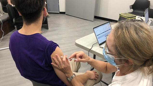 Un homme reçoit un vaccin.