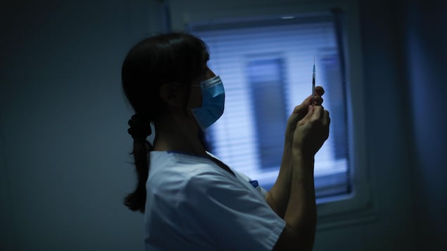 Une infirmière prépare une dose du vaccin Pfizer contre la COVID-19