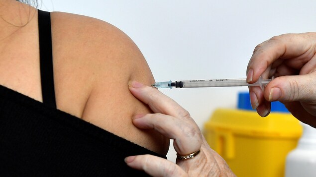 Plan rapproché d'une épaule lors d'une vaccination.