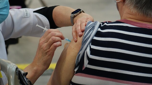 Une personne reçoit une dose de vaccin contre la COVID-19, le 11 mars 2021 à Matane.