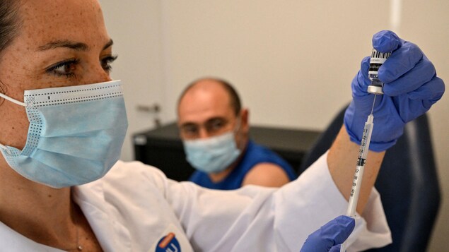 Une infirmière se prépare à vacciner un patient contre la variole simienne.