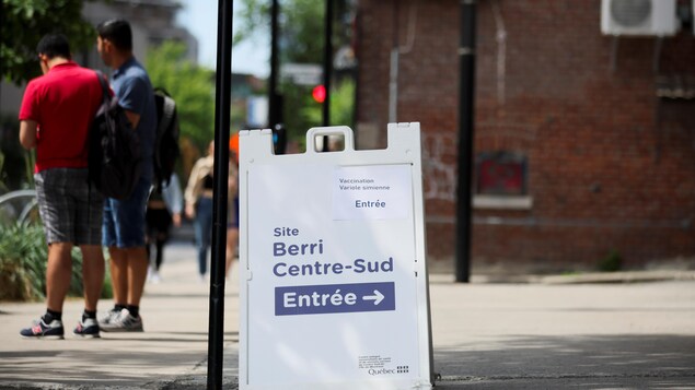 Un panneau extérieur indique l'entrée pour le site de vaccination Berri Centre-Sud.