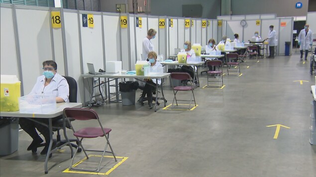 Des vaccinateurs à leur poste de travail.