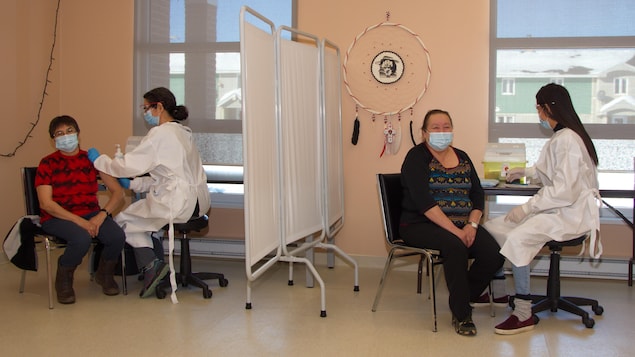 Les infirmières Shenda Collin et Chantale Dufour vaccinent des membres de la Première Nation Matimekush.
