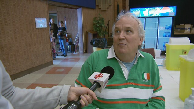 Un homme dans une clinique de vaccination lors d'une entrevue Un homme dans une clinique de vaccination lors d'une entrevue