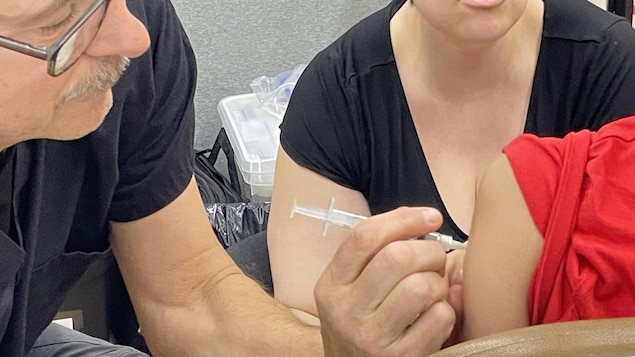 Un professionnel de la santé administre une dose de vaccin contre la rougeole à un élève de l’école Marie-Renouard, à Québec.