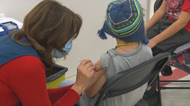 Faire vacciner ses jeunes enfants contre la COVID en Ontario