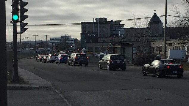 La file de voitures était longue à l'aurore jeudi matin, sur la clinique du chemin Canardière.