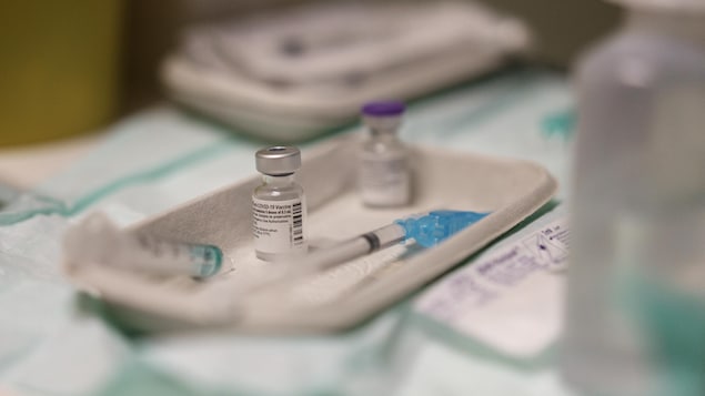Une injection de vaccin contre la COVID-19 de Pfizer-BioNtech.