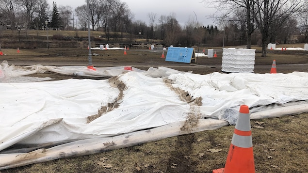 Les traces de véhicule sont bien visibles sur les installations et à plusieurs endroits dans le parc.