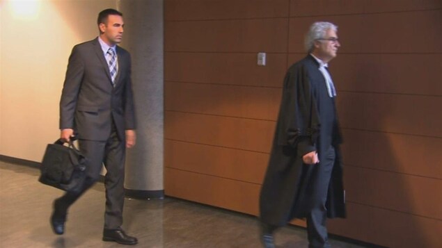Kaven Deslauriers marche au palais de justice de Trois-Rivières.