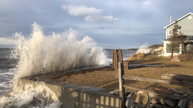 Une grosse vague frappe le terrain d'un riverain.