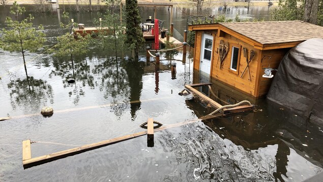 Un domicile est inondé en raison de la crue printanière à Val-des-Monts.
