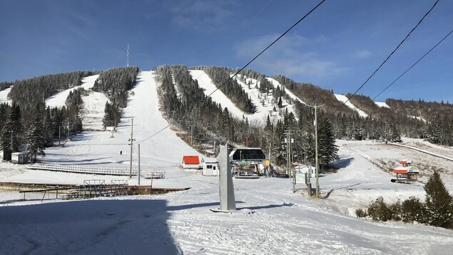 La station de ski enneigée.
