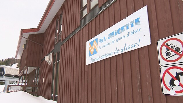 Affiche devant la station de ski Val-Neigette où l'on peut voir Val Neigette La station de sports d'hiver Bonne saison de glisse.